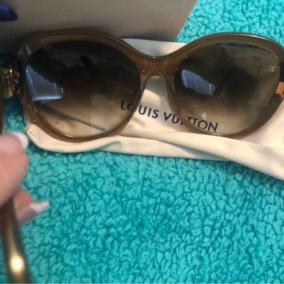 Authentic Women’s Louis Vuitton Sunglass - Picture 6 of 15